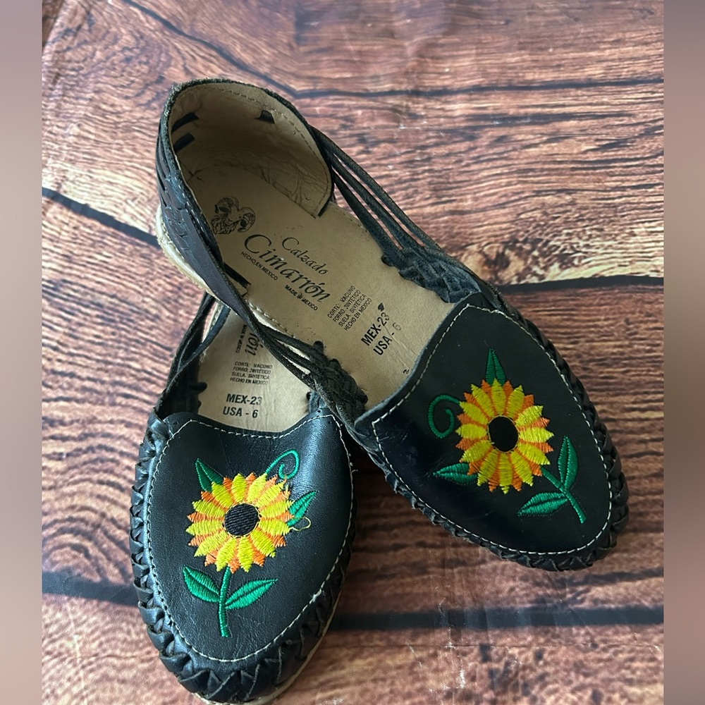 Chic Black Moccasins‎ with Sunflower Embroidery - Picture 3 of 11